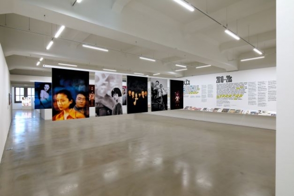 일민미술관에서 열린 ‘언커머셜(UNCOMMERCIAL): 한국 상업사진, 1984년 이후’전 3전시실 전경.  ⓒ일민미술관 제공