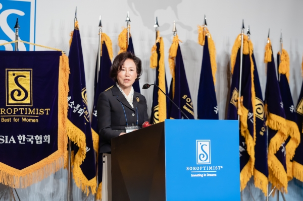 이운경 국제소롭티미스트 한국협회 제26대 총재가 20일 취임사를 하고 있다. ⓒ국제소롭티미스트한국협회