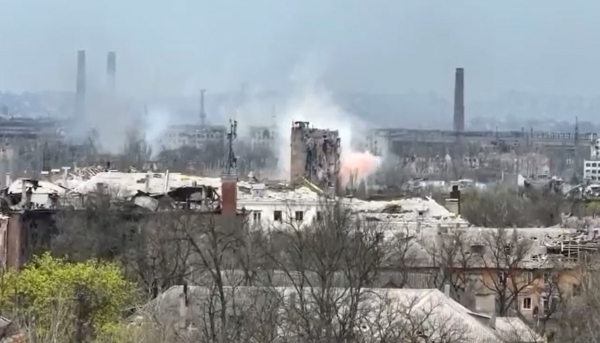러시아군의 공격으로 마리우폴 아조우스탈 제철소 주변에 검은 연기가 피어 오르고 있다. ⓒ우크라이나 국방부 트위터