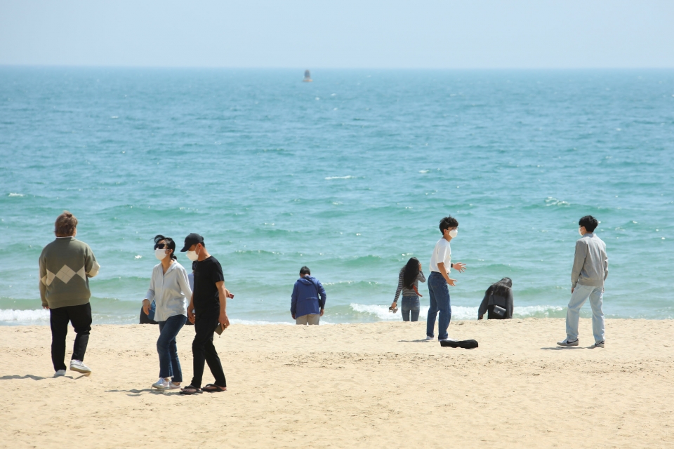 '바닷바람 시원해요' 초여름 날씨를 보인 12일 부산 해운대구 해운대해수욕장을 찾은 시민들이 더위를 식히고 있다. ⓒ홍수형 기자