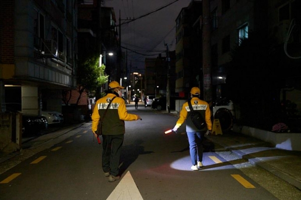 서울 안심마을보안관들이 심야시간에 순찰하는 모습. 사진=서울시 제공