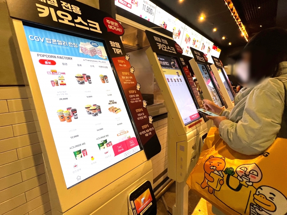 25일 서울 영등포구 인근 한 영화관 매점을 찾은 시민이 팝콘을 구매하고 있다. ⓒ홍수형 기자