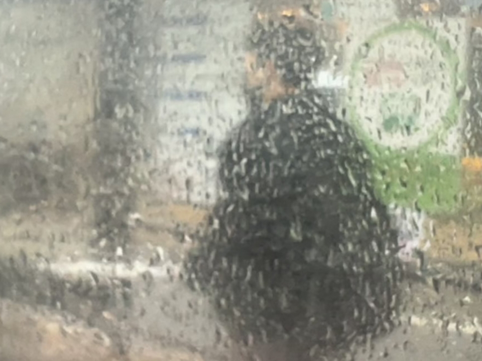밤 사이 봄비가 내린 26일 서울 중구 한 버스정류장 앞을 지나는 버스 유리창에 빗방울이 맺혀 있다. ⓒ홍수형 기자