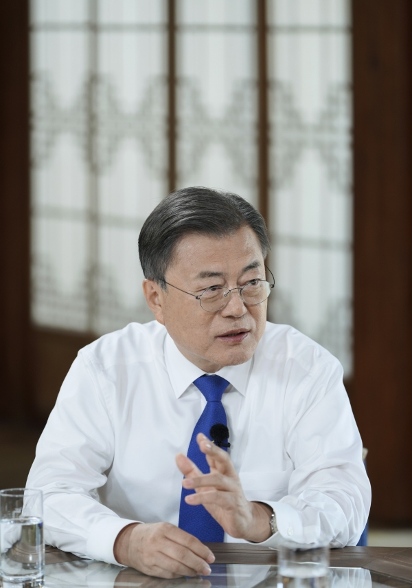문재인 대통령이 지난 15일 청와대 상춘재에서 손석희 JTBC 전 앵커와 대담하고 있다.  ⓒ청와대