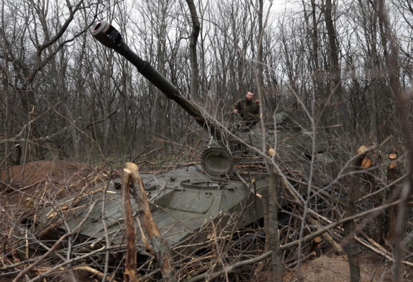 숲에 진지를 구축하고 공격 준비하는 우크라이나 군 텡크 ⓒ우크라이나 국방부 트위터