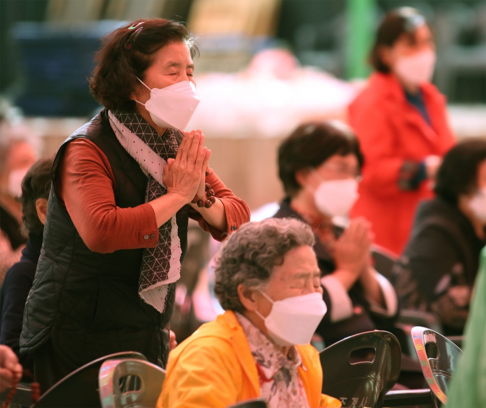 부처님오신날 앞둔 27일 서울 종로구 조계사에서 불자들이 기도를 하고 있다. ⓒ홍수형 기자