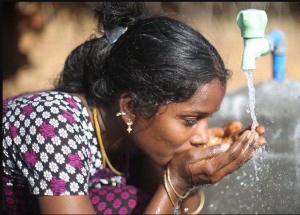 수돗물을 받아 마시며 기뻐하는 여인. ⓒWater.org 홈페이지