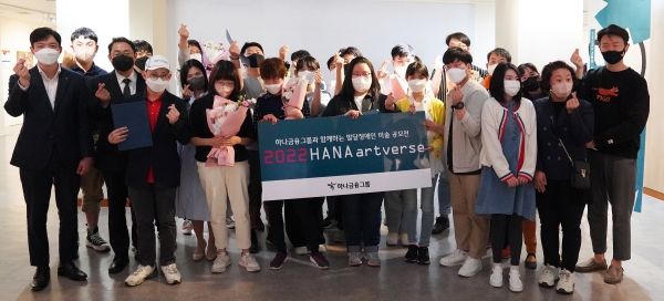김종수 스프링샤인 대표(오른쪽에서 첫 번째), 안신원 한양대학교 박물관 관장(왼쪽에서 세 번째), 김선아 교수(왼쪽에서 여섯 번째), 하나아트버스 공모전 입선 수상자들과 기념 촬영을 하고 있다. ⓒ스프링샤인