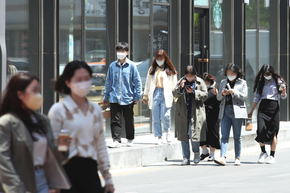 실외 마스크 착용 의무 해제 첫날인 2일 서울 성동구 인근 한 거리에 시민들이 모두 마스크 쓰고 발걸음을 옮기고 있다. ⓒ홍수형 기자