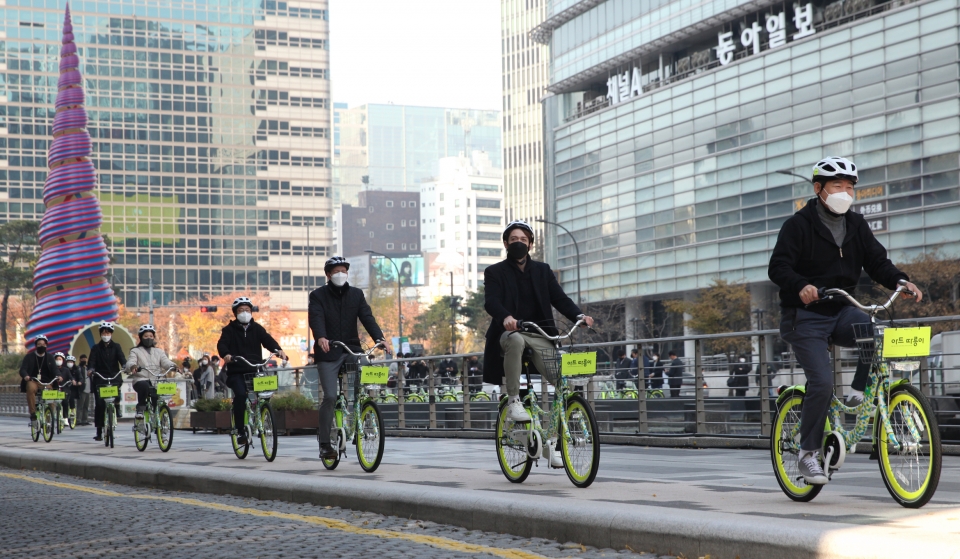서울문화재단은 포르쉐코리아와 함께 지난해 11월 15일 서울 중구 청계광장에서 기존 공공자전거 따릉이에 새로운 디자인을 적용한 '아트 따릉이'를 공개했다. ⓒ홍수형 기자