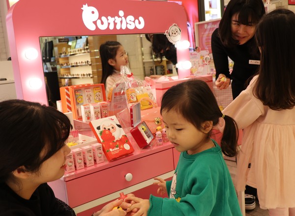 2020년 2월 롯데백화점 대전점에 새롭게 문을 연 어린이 화장품 전문브랜드 ‘뿌띠슈’ 매장에서 직원들이 아이들에게 제품을 설명하고 있다.  ⓒ롯데쇼핑 제공