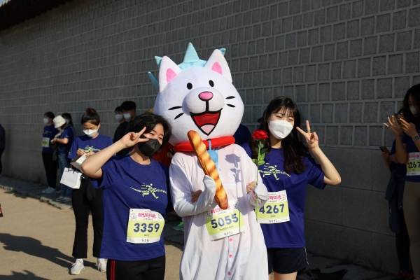 제22회 여성마라톤 워킹크루 이벤트가 5일 오전 서울 종로구 경복궁 돌담길에서 열렸다. 사진 제공=위밋업스포츠