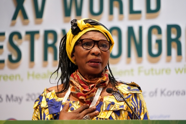 삼립협력파트너십(CPF)이&nbsp;6번째 왕가리 마타이상(Wangari Maathai Award) 수상자로 카메룬의 세실 제벳(Cecile Ndjebet) ‘산림의 공동체 관리를 위한 아프리카 여성 네트워크(REFACOF)’을 선정했다. ⓒ산림청