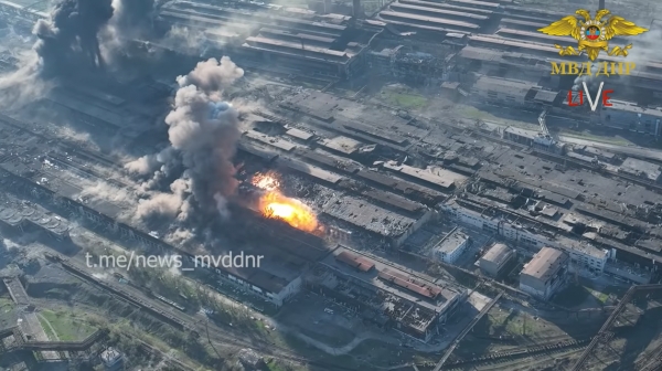러시아군의 공격으로 아조우스탈 제철소 곳곳에 화염이 솟구치고 있다. ⓒ도네츠크 공화국 내무부 유튜브