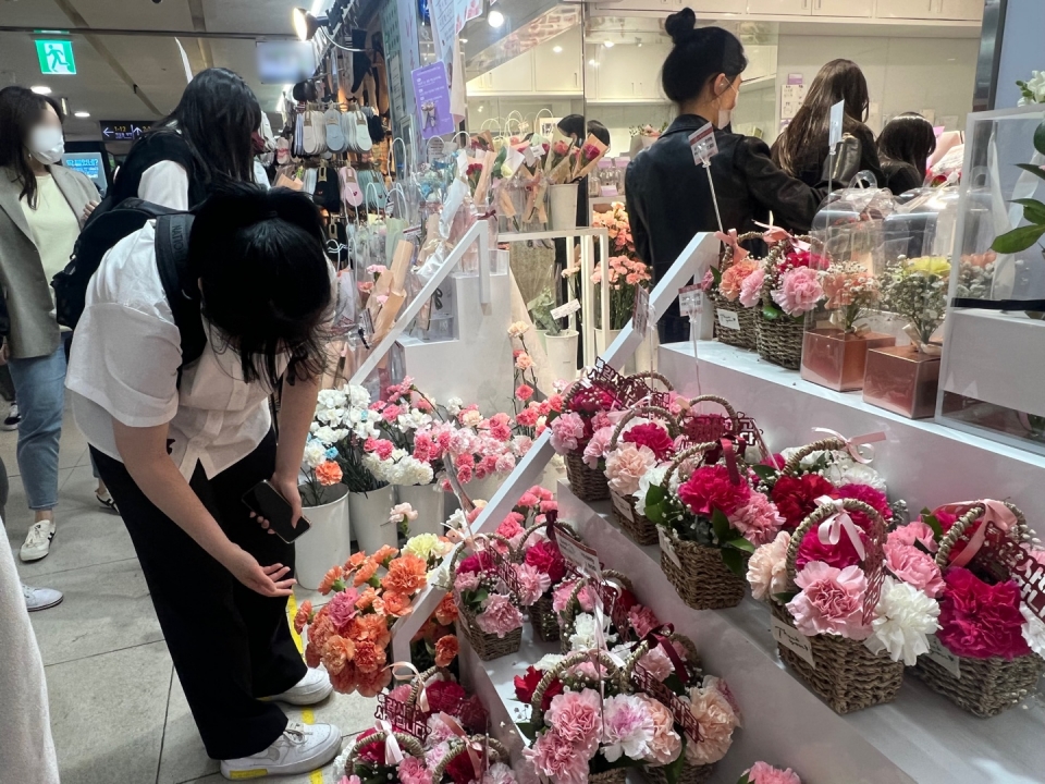 어버이날인 8일 서울 강남대로의 한 꽃가게를 찾은 시민들로 북적이고 있다. ⓒ홍수형 기자