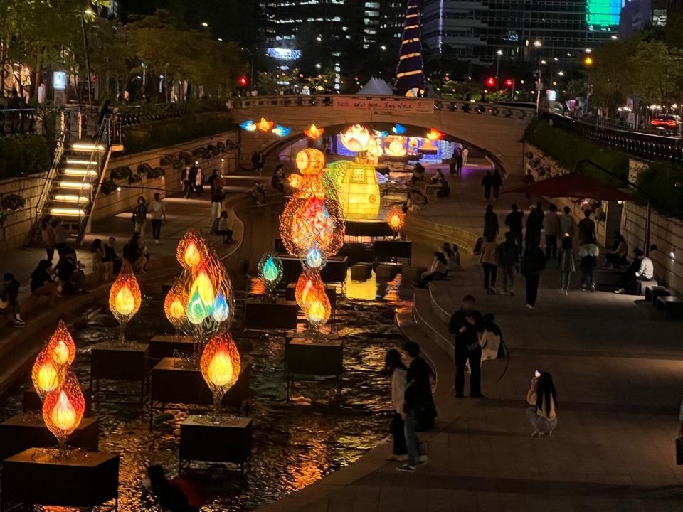 부처님오신날 맞아 8일 서울 중구 청계광장에 설치된 전통 연등전시회를 시민들이 구경하고 있다. ⓒ홍수형 기자