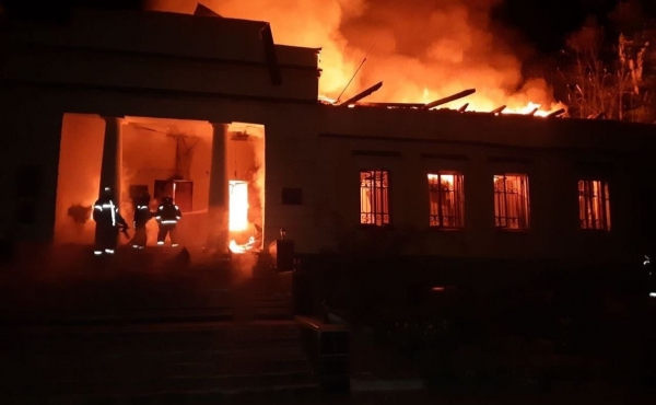러시아군의 미사일 공격으로 하르키우 근처의 헤르헤르 스코보로다 국립박물관이 불타고 있다. ⓒ우크라이나 국방부 트위터