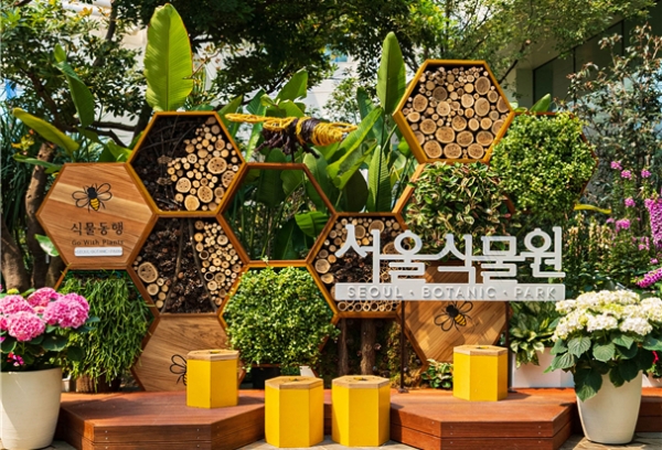 서울식물원은 ‘꿀벌’을 모티브로 한 전시를 선보인다. 포토월, 10여 종의 봄꽃과 관엽식물, 공중식물, 자연소재로 만든 꿀벌 조형물을 설치했다. ⓒ서울식물원