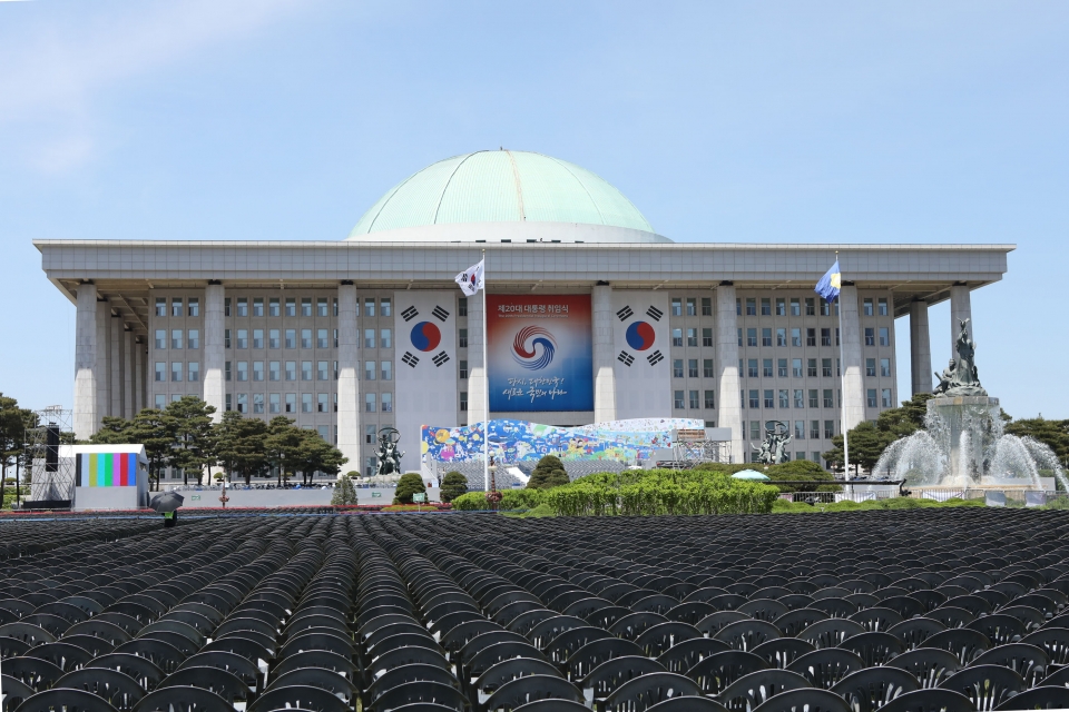 9일 서울 여의도 국회의사당 본청 앞 제20대 대통령 취임식을 하루 앞두고 취임식 준비 관계자들이 마무리 작업을 하고 있다. ⓒ홍수형 기자