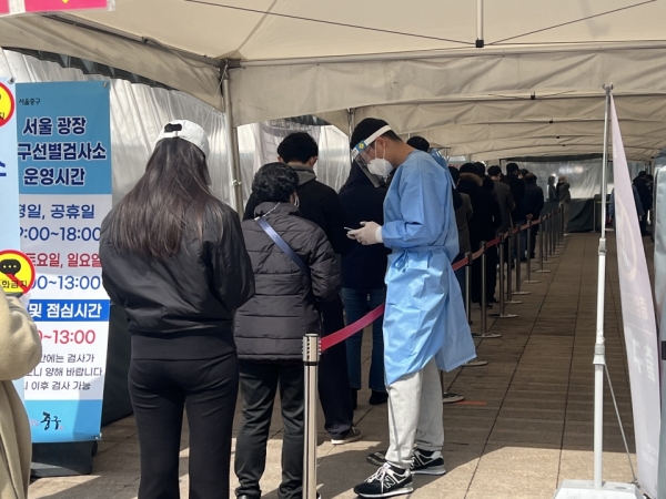 15일 서울 중구 서울시청 앞 선별진료소에서 코로나19 검사를 받으려는 한 시민이 의료진에게 안내를 받고 있다.ⓒ홍수형 기자