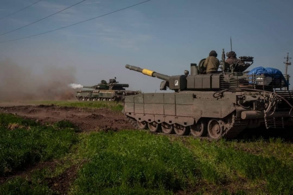 러시아군을 향해 포격하고 있는 우크라이나 탱크부대 ⓒ우크라이나 국방부 트위터