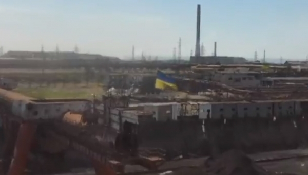 전승기념일이었던 지난 9일(현지시각) 러시아군에 포위돼 맹공격을 받고 있는 아조우스탈 제철소에 우크라이나 국기가 펄럭이고 있다. ⓒ우크라이나 국방부 트위터
