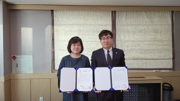 서울시가족센터(센터장 홍우정)와 맘스커리어(대표 이금재)는 서울 시민을 위한 가족정책 서비스 업무협약을 체결했다. ⓒ맘스커리어