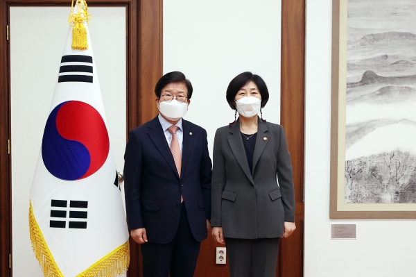박병석 국회의장(왼쪽)과 한화진 신임 환경부 장관 ⓒ국회의장실 제공