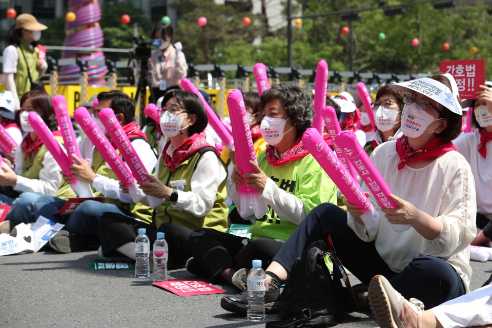 국제 간호사의날 맞아 12일 서울 종로구 동화면세점 앞에서 대한간호사협회와 전국보건의료산업노동조합이 모여 '간호법 제정' 촉구 집회를 열었다. ⓒ홍수형 기자
