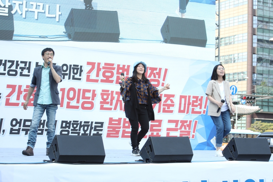 국제 간호사의날 맞아 12일 서울 종로구 동화면세점 앞에서 대한간호사협회와 전국보건의료산업노동조합이 모여 '간호법 제정' 촉구 집회를 열었다. ⓒ홍수형 기자