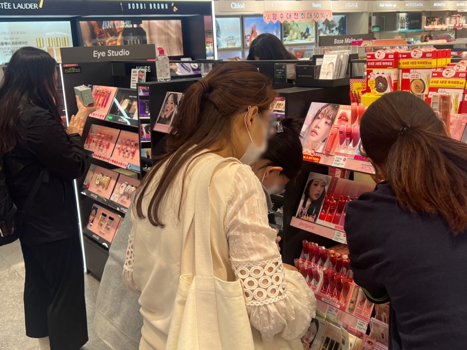 13일 서울 서초구에 위치한 화장품 매장에 고객들이 재품을 둘러 보고 있다. ⓒ홍수형 기자