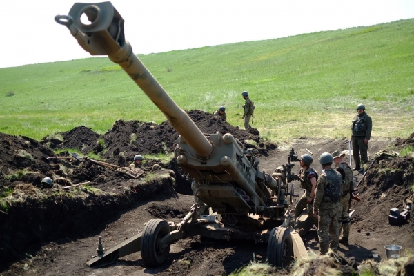 우크라이나 군이 미국으로부터 지원받은 무기 중 전선에 배치한 M777 곡사포를 공개했다.  ⓒ우크라이나 국방부 트위터