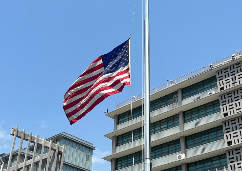 16일 서울 종로구 주한 미국대사관에 코로나19 희생자들을 추모하는 의미로 조기가 걸려 있다. ⓒ홍수형 기자