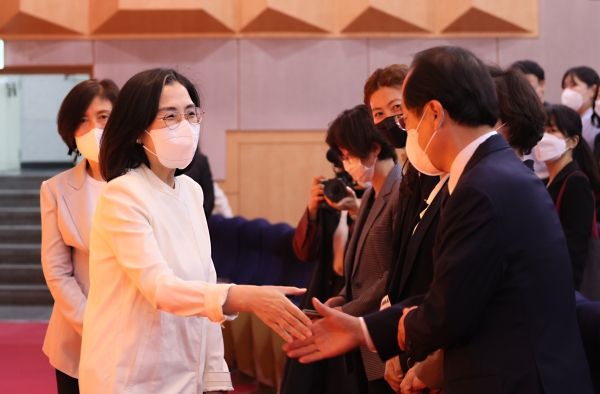 김현숙 여성가족부 장관이 17일 정부서울청사에서 열린 취임식에 입장하면서 직원과 악수하고 있다.