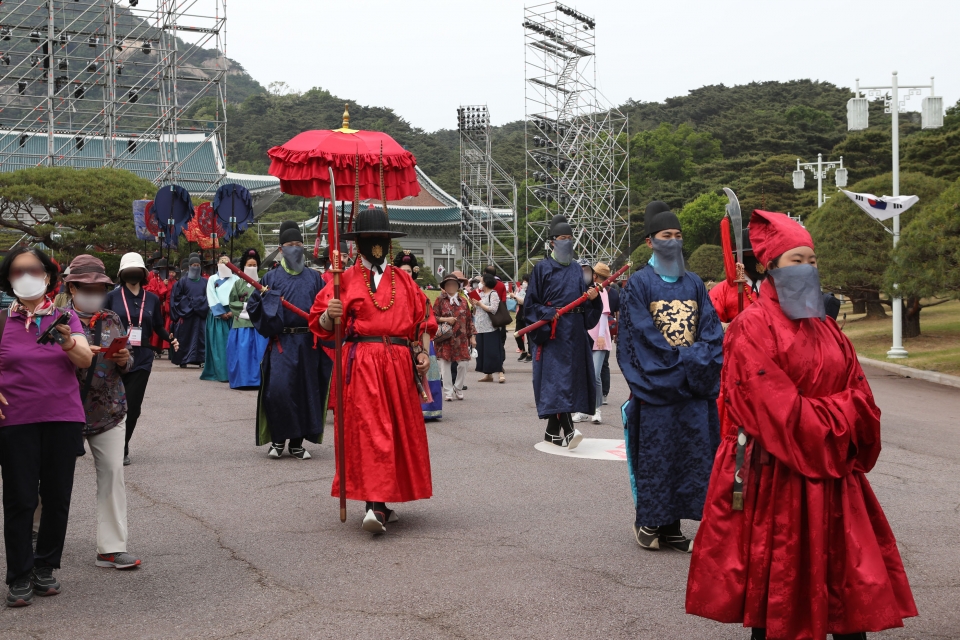 19일 서울 종로구 청와대를 찾은 시민들이 즐거운 시간을 보내고 있다. ⓒ홍수형 기자