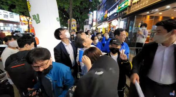 더불어민주당 이재명 인천 계양을 국회의원 후보가 철제그릇이 날아온 곳을 바라보고 있다. ⓒ이재명 유튜브