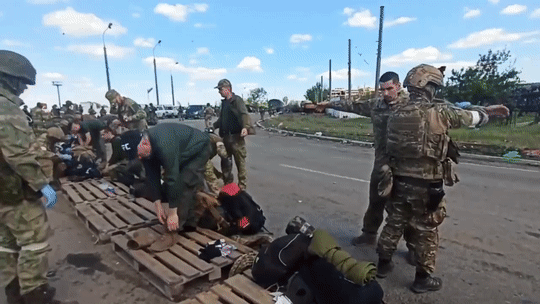 러시아군은 우크라이나 남동부 항구도시 마리우폴의 아조우스탈 제철소에서 마지막까지 항전하던 우크라이나 군인들이 모두 항복했다고 밝혔다. 러시아군 병사들이 항복한 병사들의 몸을 수색하고 있다. [러시아 국방부 텔레그램]