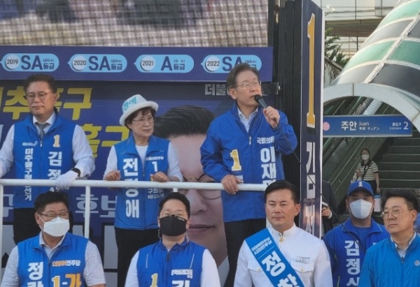 이재명 민주당 총괄선거대책위원장은 6.1지방선거 공식 선거운동 개시 후 첫 주말인 21일 인천 지역에서 유세를 펼쳤다.  ©여성신문
