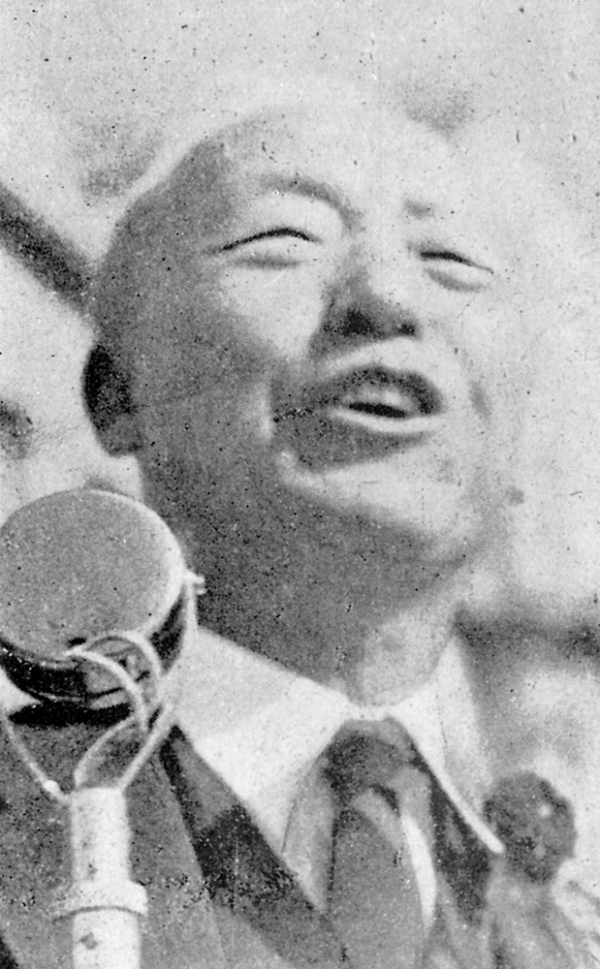 1945년 10월 20일 서 중앙청 앞에서 열린 서울시민 주최 연합국환영대회에서 연설하는 이승만. (사진=미디어한국학 제공)