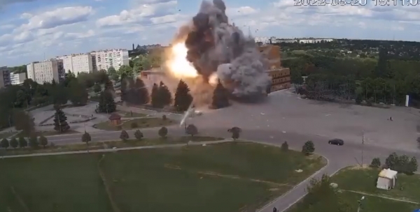 하르키우 지역 로조바에 있는 문화궁전 건물이 러시아군의 미사일 공격으로 폭발하고 있다.. ⓒ우크라이나 국방부 트위터