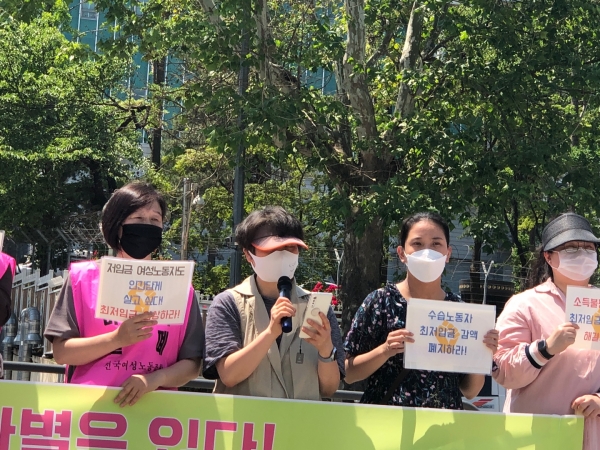 배진경 한국여성노동자회 대표는 수습노동자의 최저임금 감액을 폐지하라고 촉구했다.  ⓒ여성신문