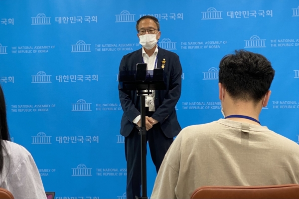 박주민 의원이 24일 국회 소통관 백브리핑실에서 기자들의 질의에 답하고 있다.  ⓒ여성신문