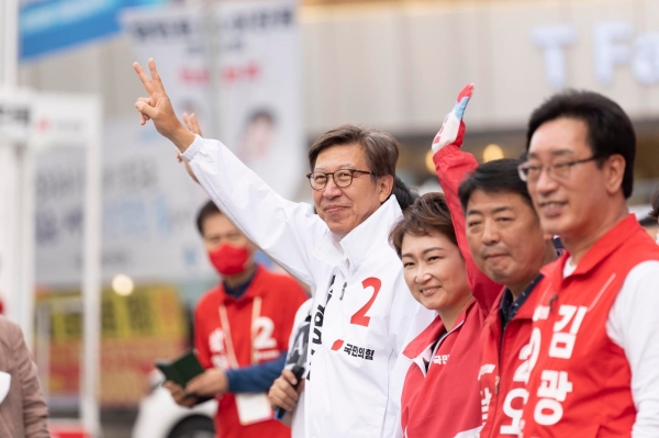 박형준 국민의힘 부산시장 후보가 28일 오후 남구 LG메트로시티에서 선거유세를 펼치고 있다. ⓒ박형준 후보 캠프