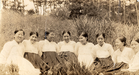 1935년 이화여자전문학교 교정에서 학생들이 찍은 사진. (오른쪽부터) 정돌순·한충화·백국희·연갑순·장영숙·방경옥·박노경·김정옥. ⓒ이화역사관