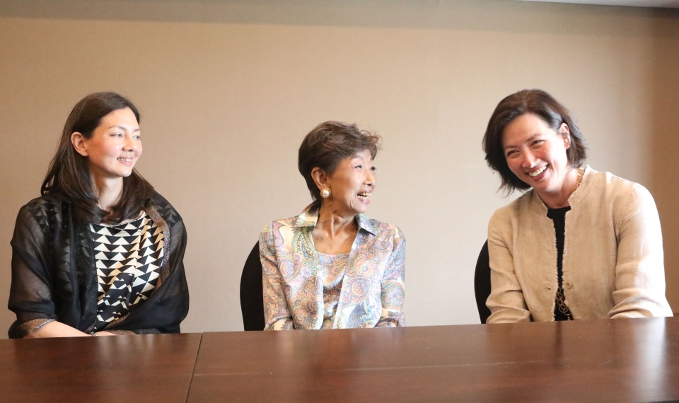 2일 서울 중구 반얀트리 호텔에서 열린 출판기념회 후 조안 리가 두 딸들과 함께 인터뷰를 하고 있다. ⓒ홍수형 기자