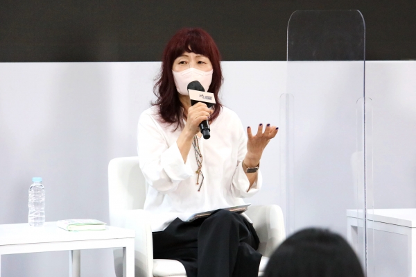 3일 서울 강남구 코엑스에서 열린 '2022 서울국제도서전'에서 은희경 작가가 강연을 하고 있다. ⓒ홍수형 기자