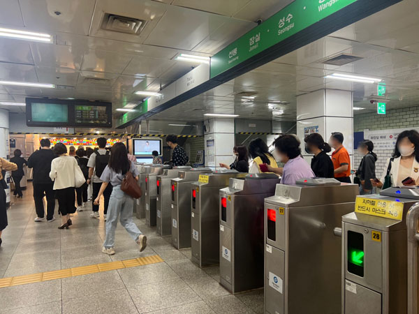 7일 서울 강남구 2호선 역삼역 지하철을 이용한 시민들이 출근길 발걸음을 재촉하고 있다. ⓒ홍수형 기자