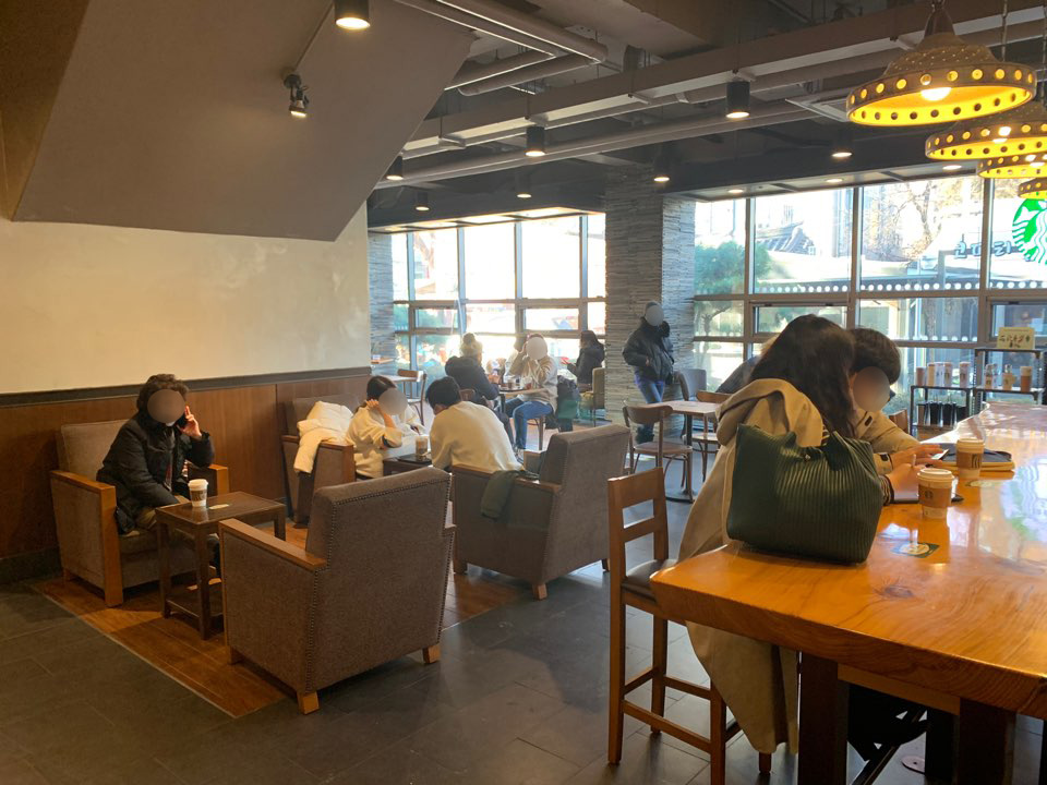 수도권 지역 카페와 실내 체육시설, 노래 연습장 등 다중이용시설 운영이 재개된 18일 서울 서대문구 한 카페에서 시민들이 매장에 앉아 커피를 마시고 있다. ​​​​​​​ⓒ홍수형 기자