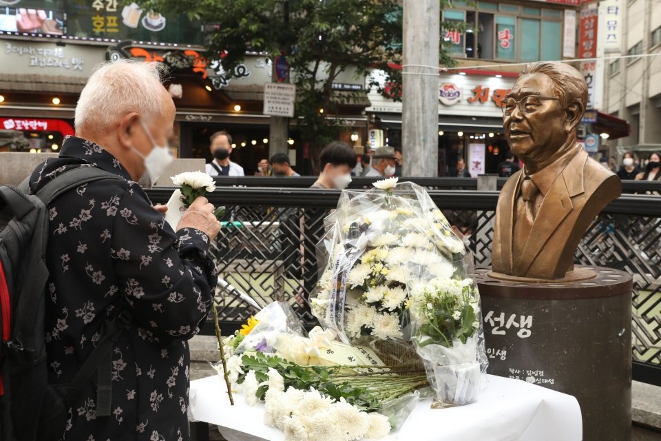 8일 서울 종로구 송해길 입구에 세워진 송해 동상 앞에 고인을 추모하는 꽃이 놓여 있다. 홍수형 기자