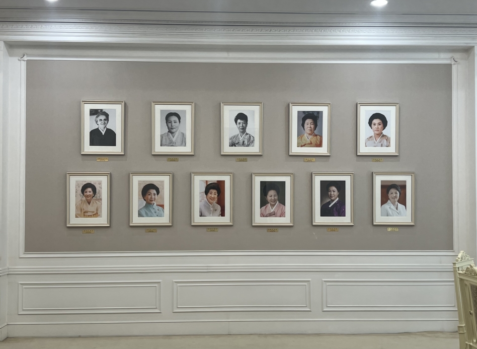9일 서울 중구 청와대 본관에 영부인들의 사진이 걸려 있다. ⓒ홍수형 기자